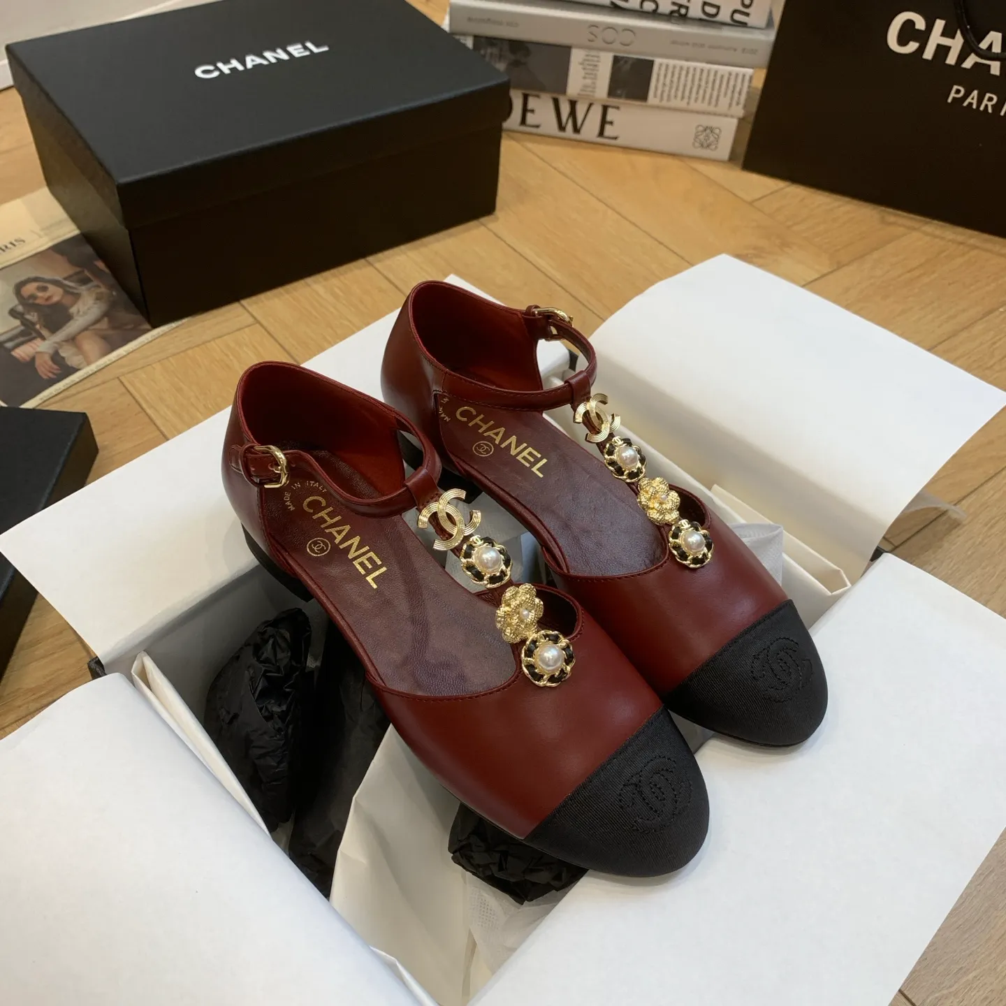 👟👟Ex-factory price 520👟👟 🍀Purchase-grade CHANEL Xiaoxiang 25ss early spring new Mary Jane shoes, retro French elegance, full of high-end sense. Fragrant granny diamond hollow Mary Jane sandals, a pair of very popular sandals recently! The exposed-leg design directly lengthens your legs! Very white fairy style. A complete interpretation of French romance! The fabric is imported cowhide, and the lining is sheepskin. It is soft and delicate, and the foot feels 100% comfortable. It is beautiful and ultra-feminine at the same time. Italian leather outsole Size: #35-41 (40-41 custom-made, non-refundable) 👉